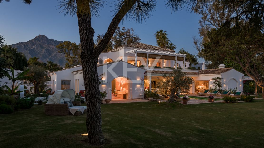 Villa de lujo frente a la playa en Los Verdiales, Marbella Golden Mile