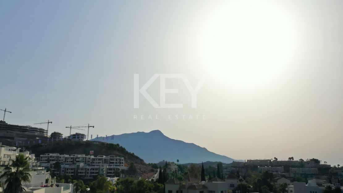 Brand new frontline golf Villa with panoramic views in La Quinta Golf, Benahavís