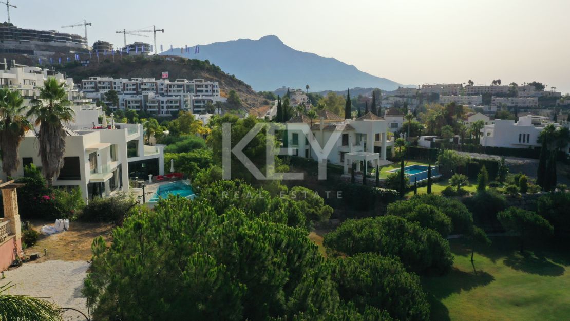 Brand new frontline golf Villa with panoramic views in La Quinta Golf, Benahavís