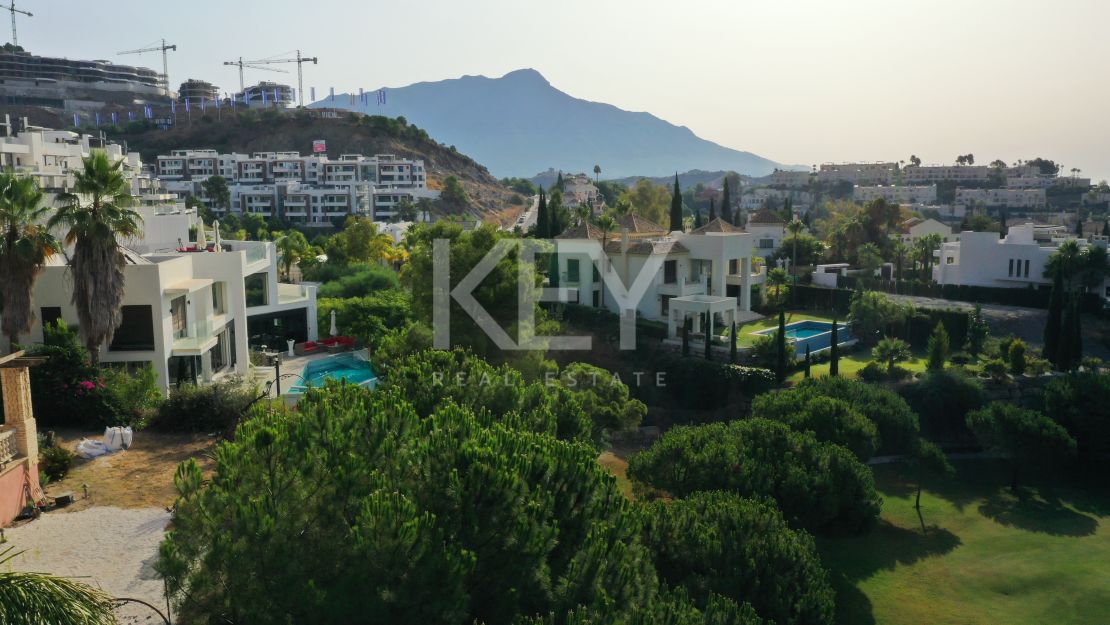 Brand new frontline golf Villa with panoramic views in La Quinta Golf, Benahavís