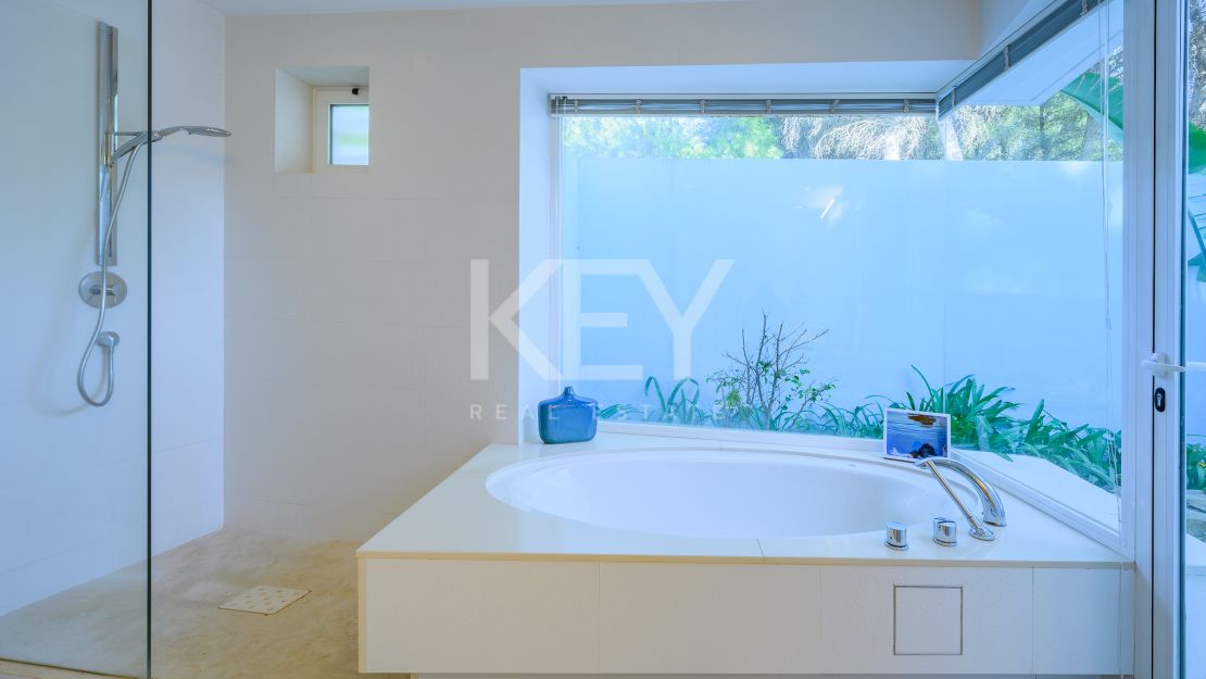 Villa moderna con vistas panorámicas al mar en la Milla de Oro de Marbella