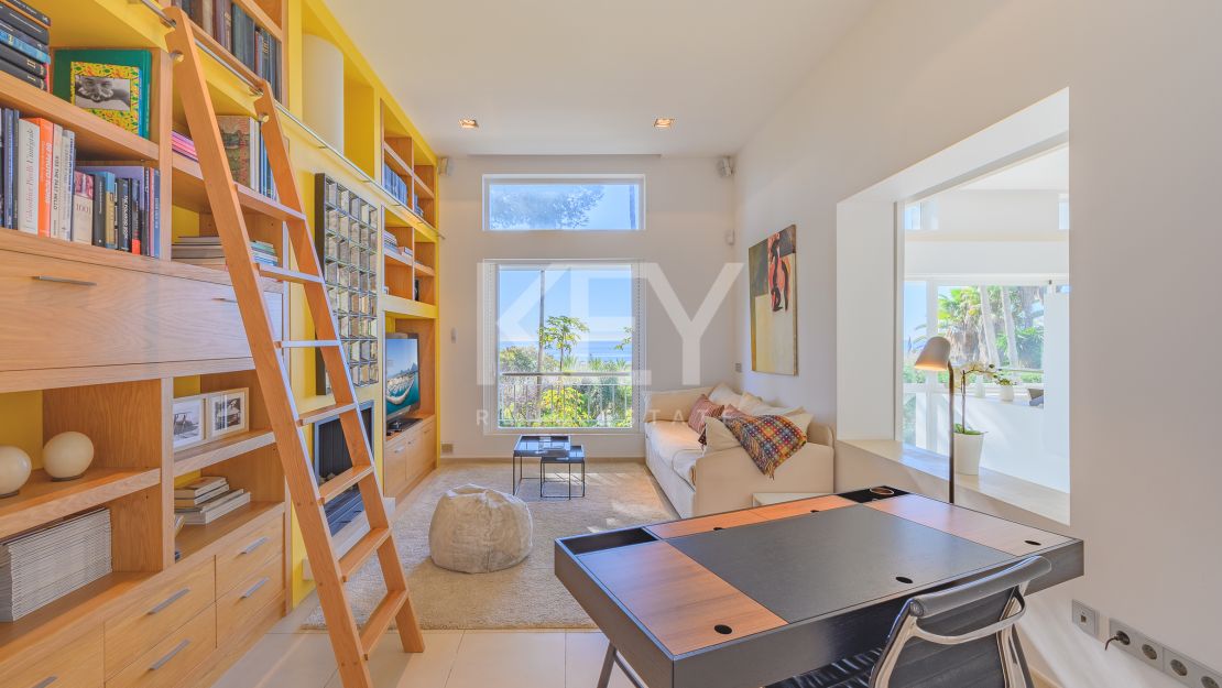 Villa moderna con vistas panorámicas al mar en la Milla de Oro de Marbella