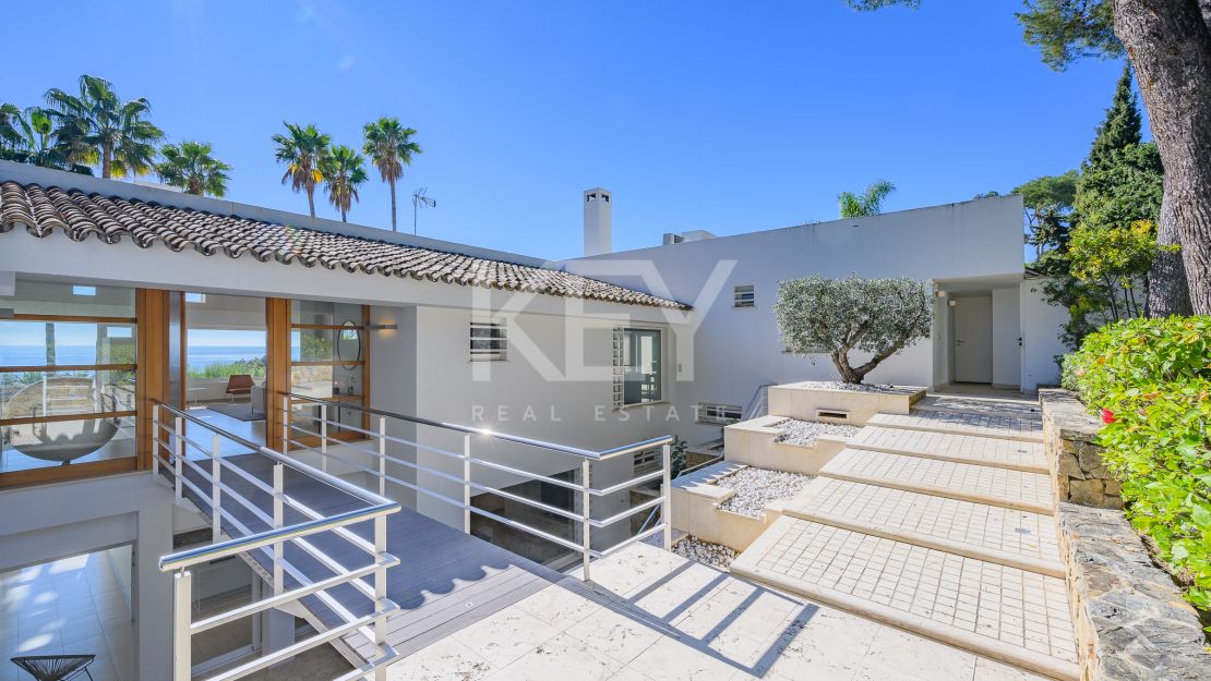 Villa moderna con vistas panorámicas al mar en la Milla de Oro de Marbella