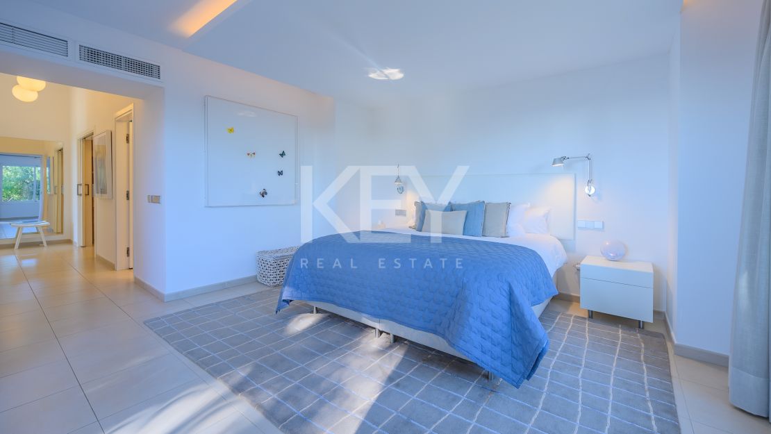 Villa moderna con vistas panorámicas al mar en la Milla de Oro de Marbella