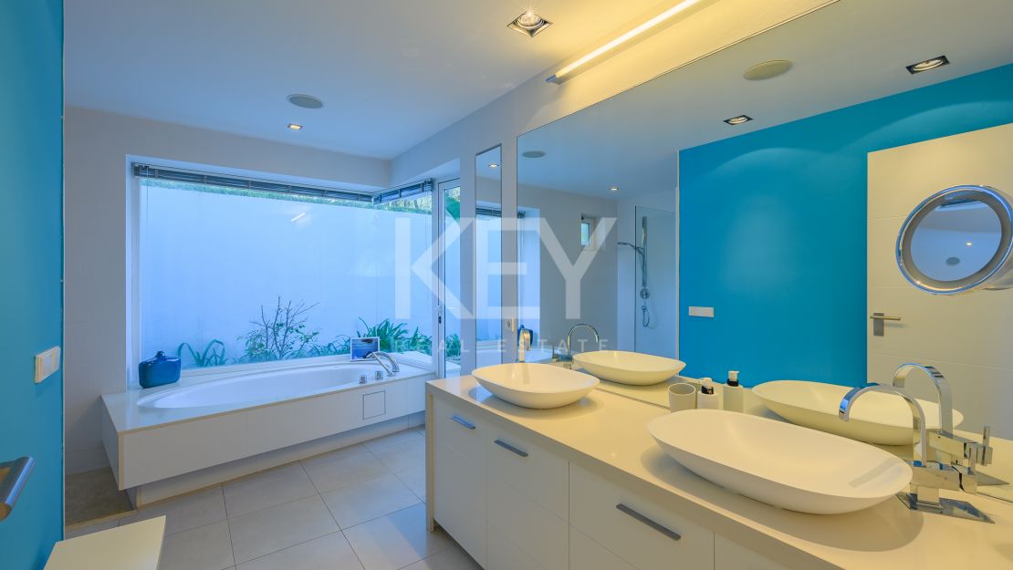 Villa moderna con vistas panorámicas al mar en la Milla de Oro de Marbella