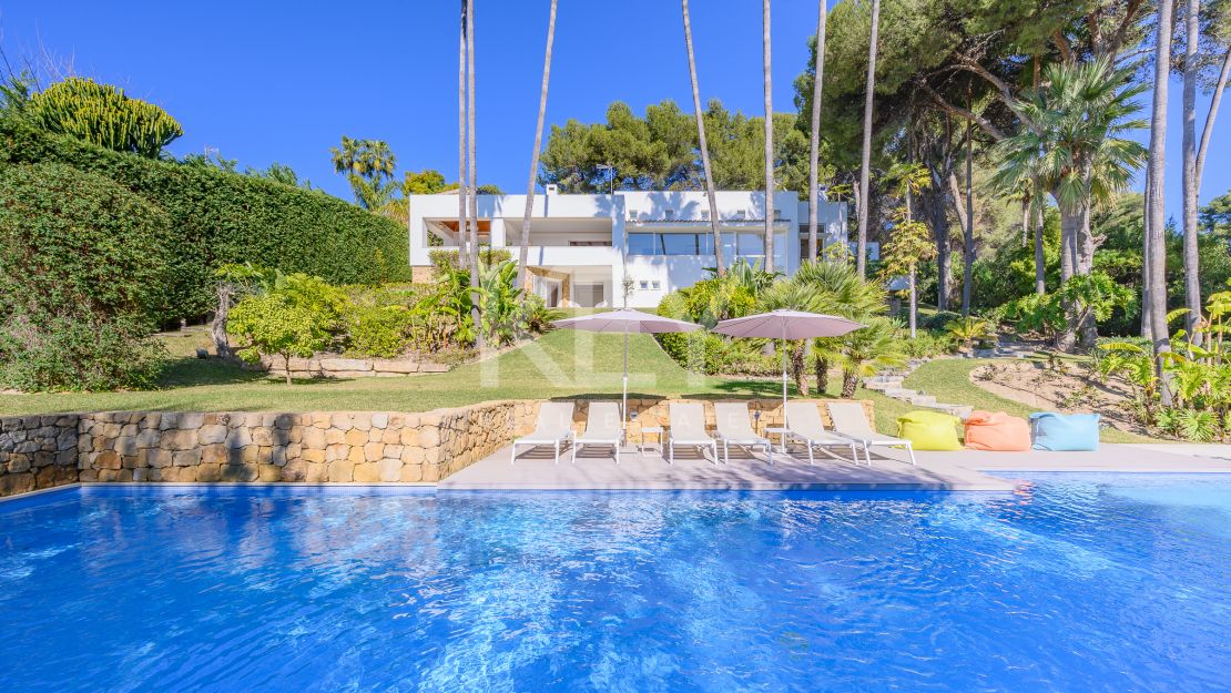 Villa moderna con vistas panorámicas al mar en la Milla de Oro de Marbella