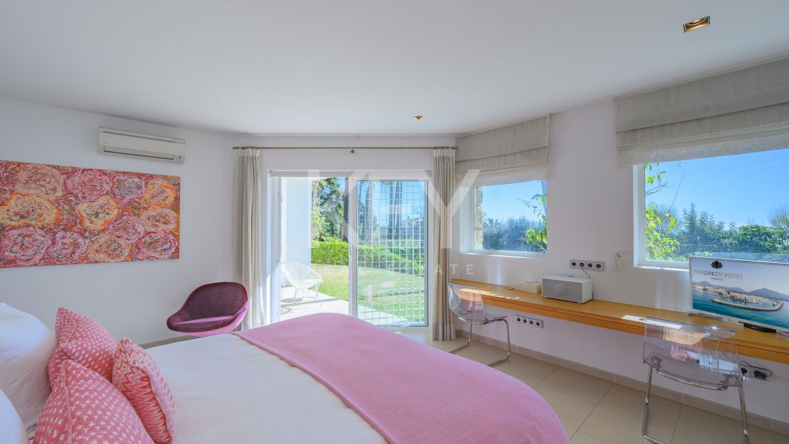 Villa moderna con vistas panorámicas al mar en la Milla de Oro de Marbella
