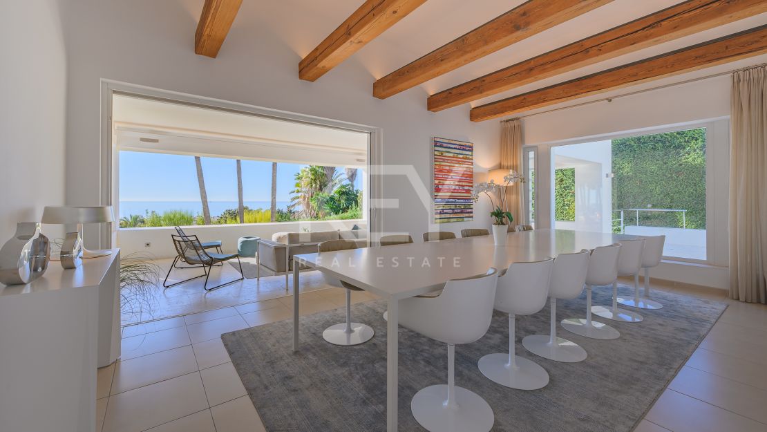 Villa moderna con vistas panorámicas al mar en la Milla de Oro de Marbella