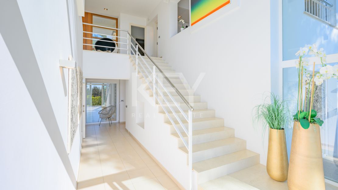Villa moderna con vistas panorámicas al mar en la Milla de Oro de Marbella
