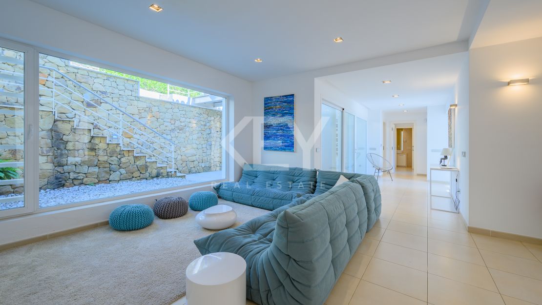 Villa moderna con vistas panorámicas al mar en la Milla de Oro de Marbella