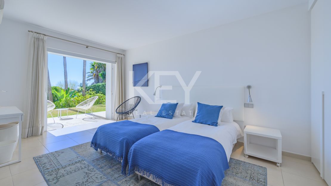 Villa moderna con vistas panorámicas al mar en la Milla de Oro de Marbella