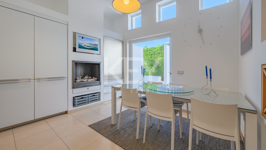 Villa moderna con vistas panorámicas al mar en la Milla de Oro de Marbella