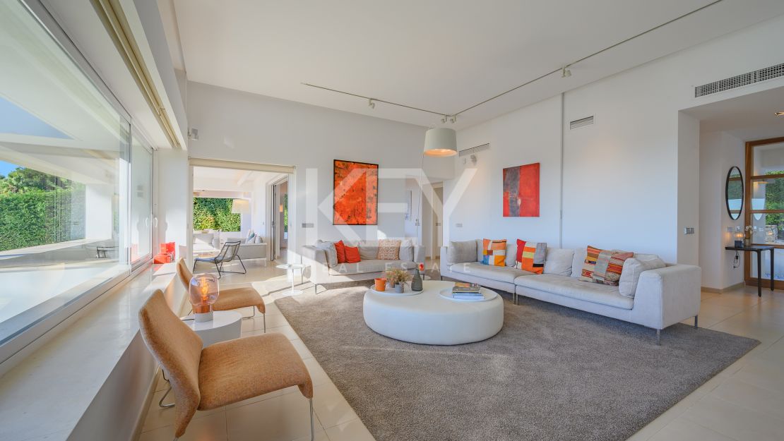 Villa moderna con vistas panorámicas al mar en la Milla de Oro de Marbella