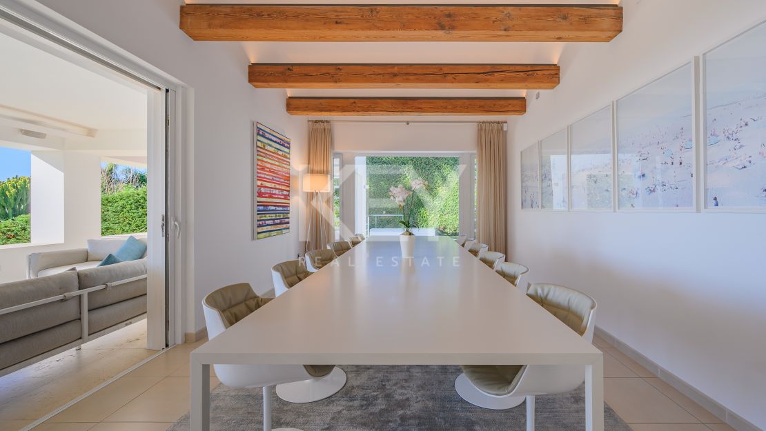 Villa moderna con vistas panorámicas al mar en la Milla de Oro de Marbella