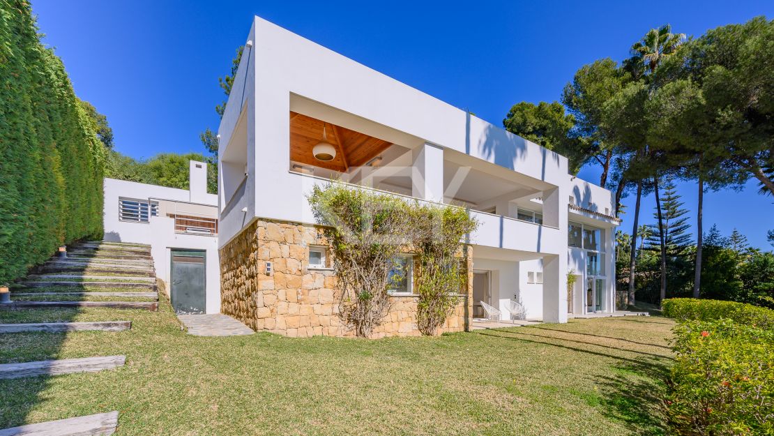 Villa moderna con vistas panorámicas al mar en la Milla de Oro de Marbella