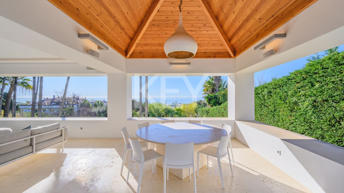 Villa moderna con vistas panorámicas al mar en la Milla de Oro de Marbella