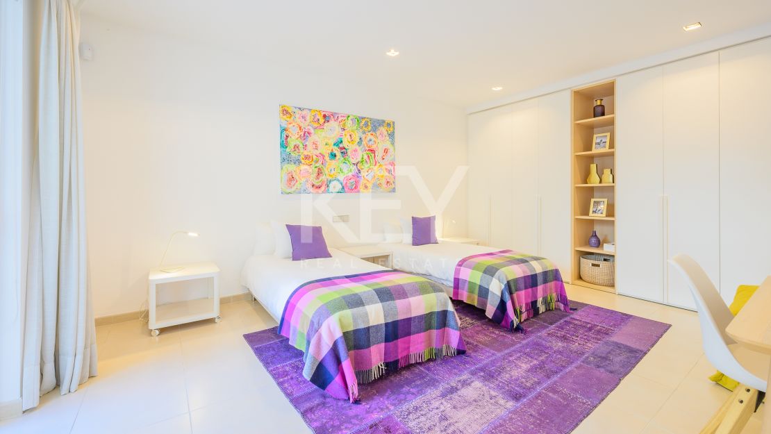 Villa moderna con vistas panorámicas al mar en la Milla de Oro de Marbella