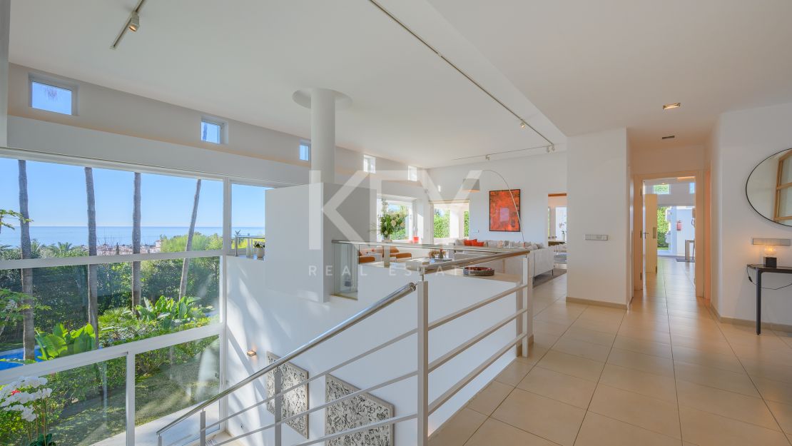 Villa moderna con vistas panorámicas al mar en la Milla de Oro de Marbella