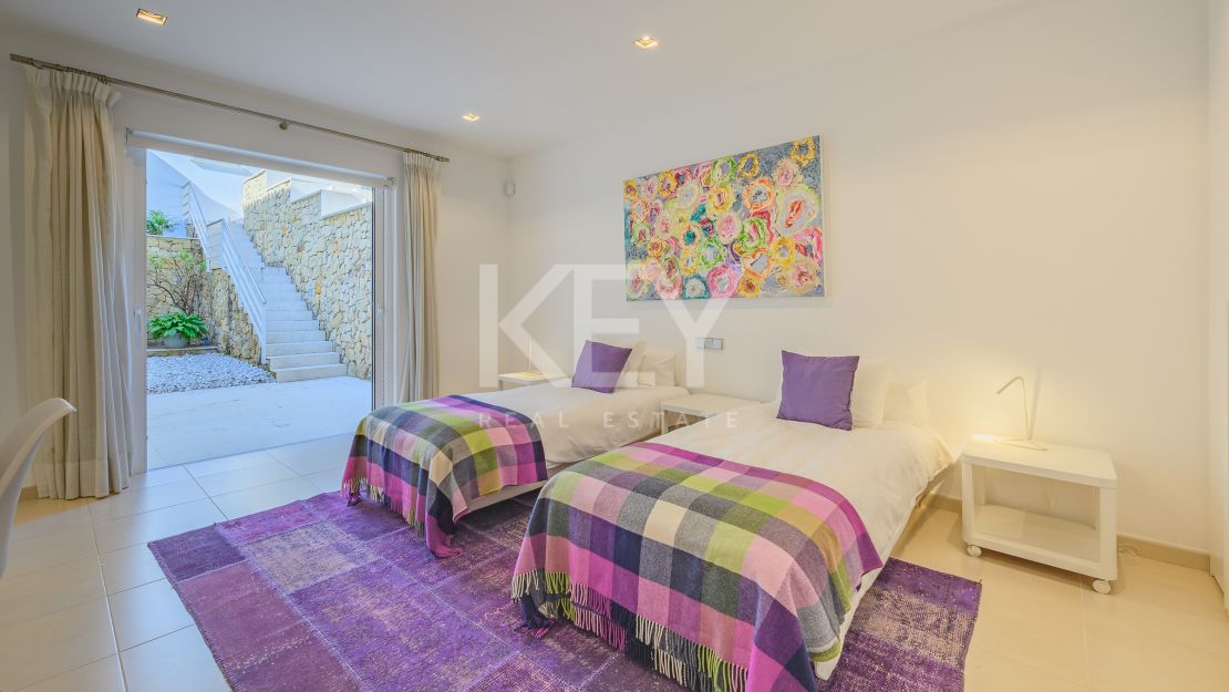 Villa moderna con vistas panorámicas al mar en la Milla de Oro de Marbella