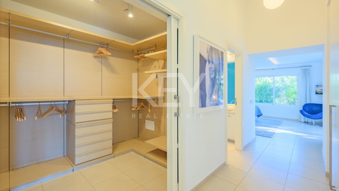 Villa moderna con vistas panorámicas al mar en la Milla de Oro de Marbella