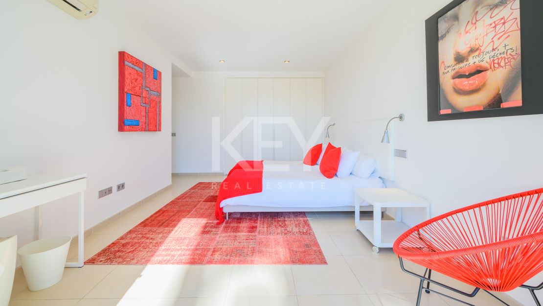 Villa moderna con vistas panorámicas al mar en la Milla de Oro de Marbella