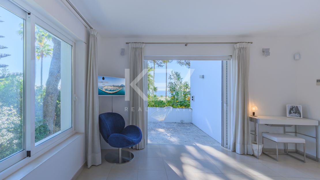 Villa moderna con vistas panorámicas al mar en la Milla de Oro de Marbella