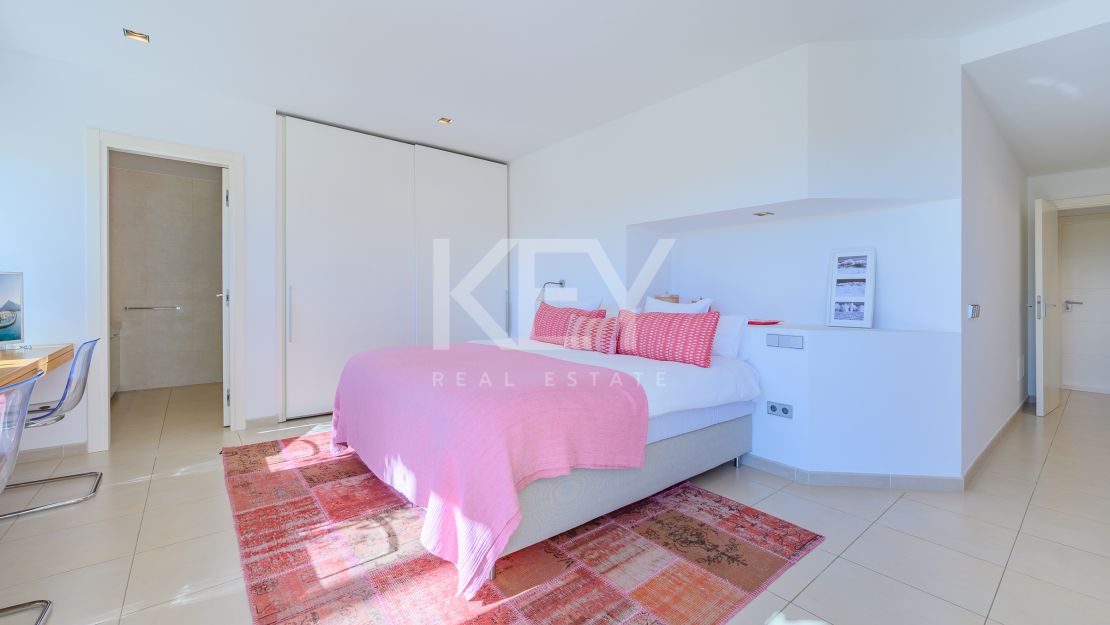 Villa moderna con vistas panorámicas al mar en la Milla de Oro de Marbella