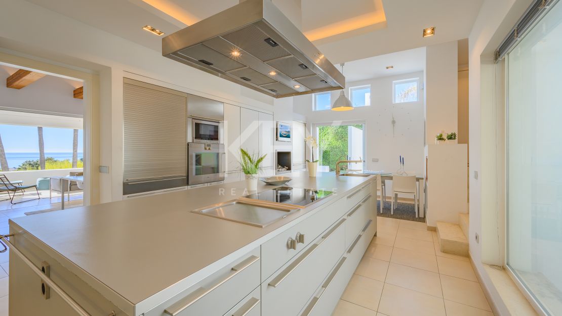 Villa moderna con vistas panorámicas al mar en la Milla de Oro de Marbella