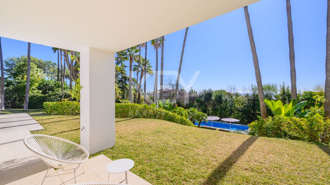 Villa moderna con vistas panorámicas al mar en la Milla de Oro de Marbella