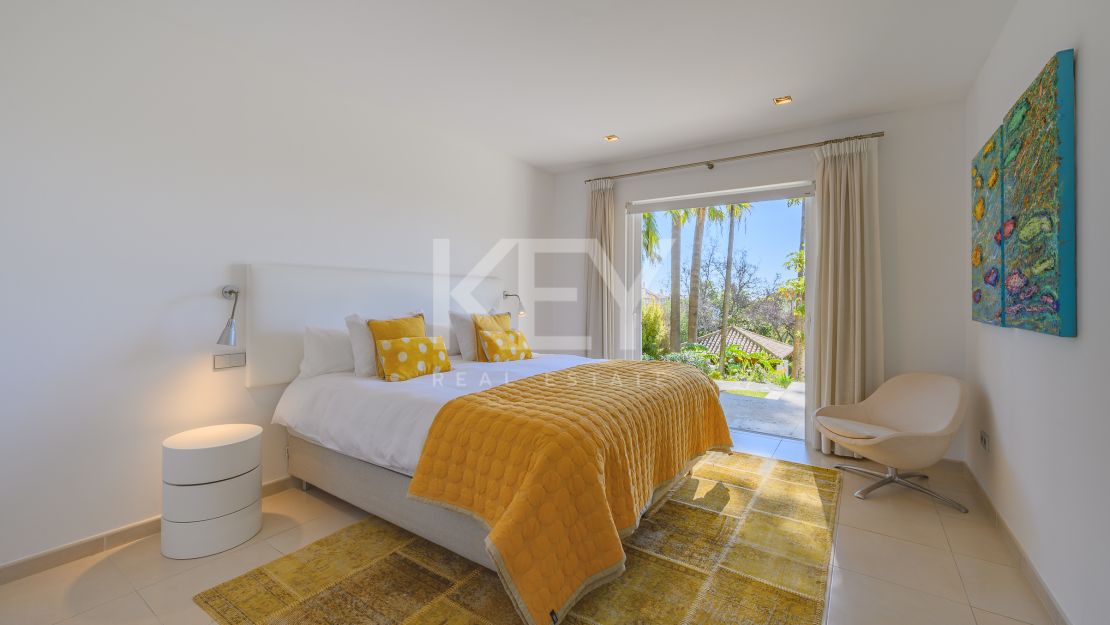 Villa moderna con vistas panorámicas al mar en la Milla de Oro de Marbella