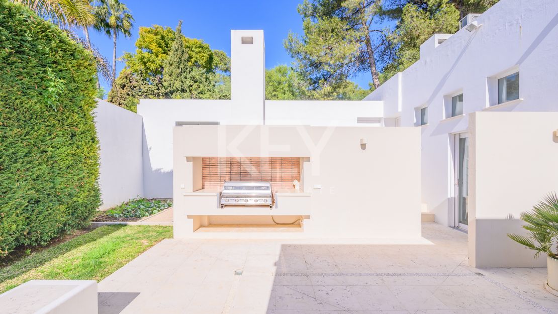 Villa moderna con vistas panorámicas al mar en la Milla de Oro de Marbella