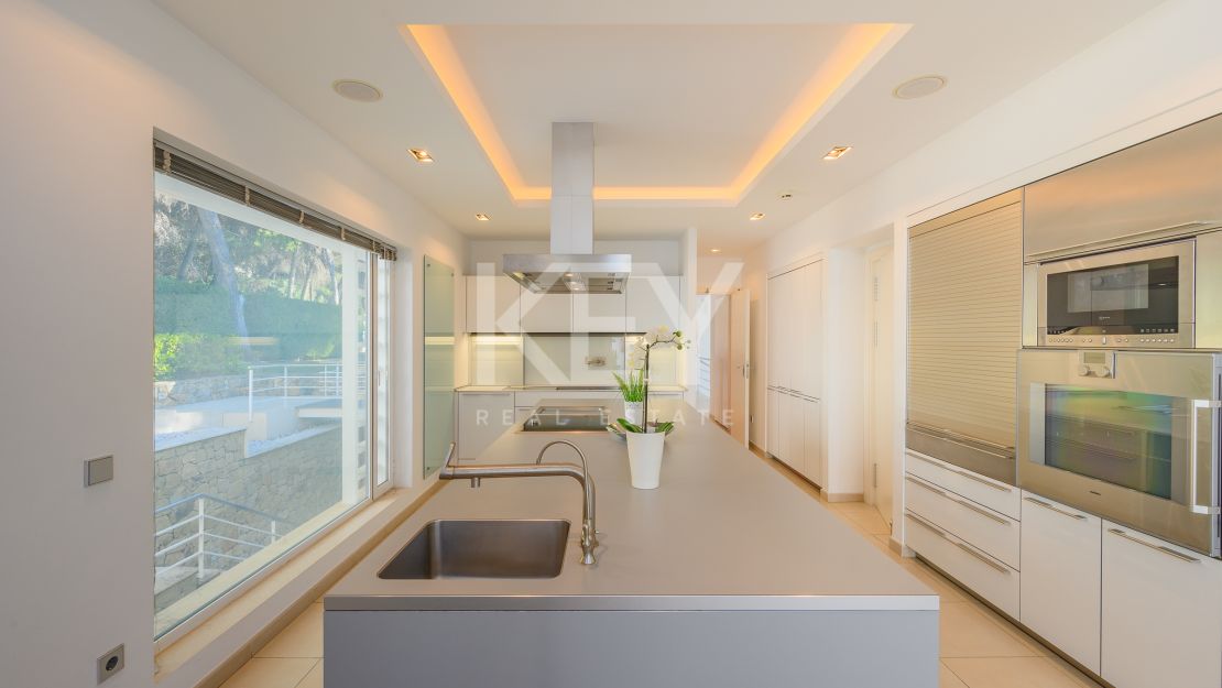 Villa moderna con vistas panorámicas al mar en la Milla de Oro de Marbella