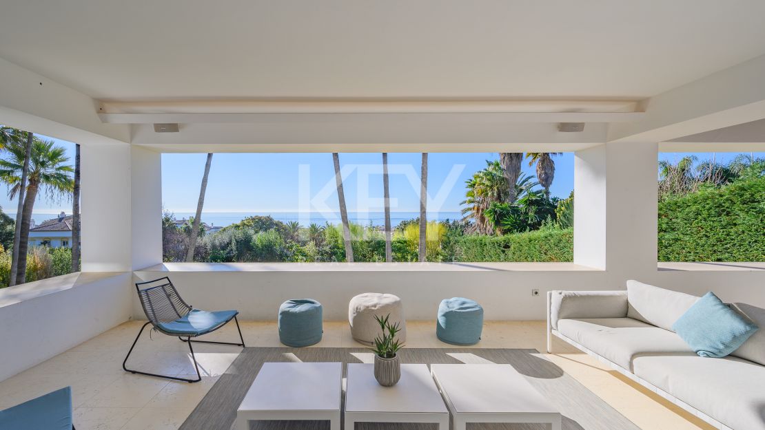 Villa moderna con vistas panorámicas al mar en la Milla de Oro de Marbella