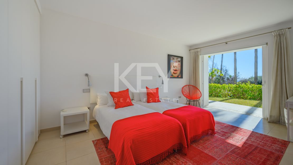 Villa moderna con vistas panorámicas al mar en la Milla de Oro de Marbella