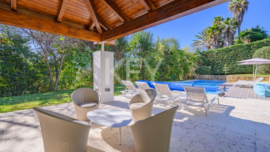 Villa moderna con vistas panorámicas al mar en la Milla de Oro de Marbella