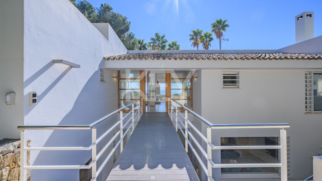 Villa moderna con vistas panorámicas al mar en la Milla de Oro de Marbella