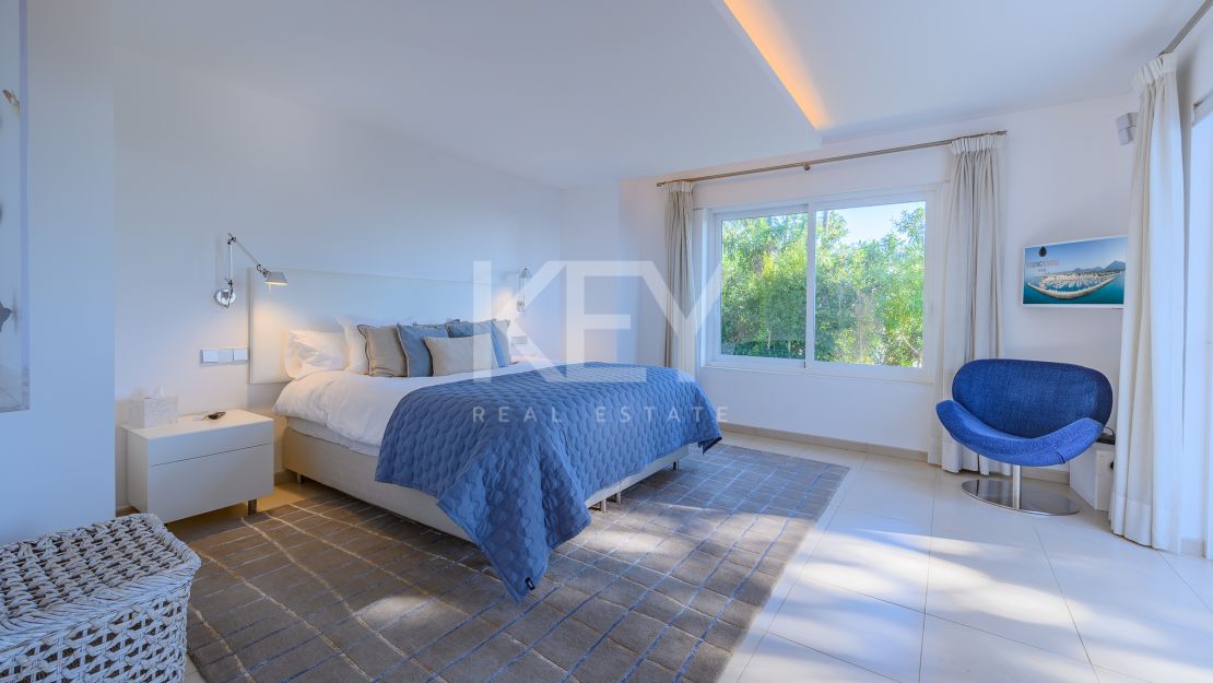 Villa moderna con vistas panorámicas al mar en la Milla de Oro de Marbella