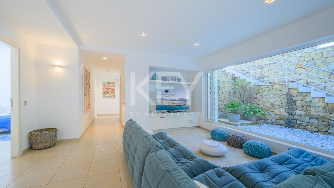 Villa moderna con vistas panorámicas al mar en la Milla de Oro de Marbella