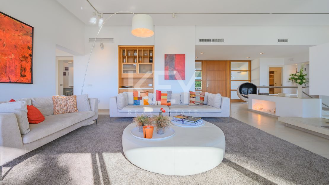 Villa moderna con vistas panorámicas al mar en la Milla de Oro de Marbella