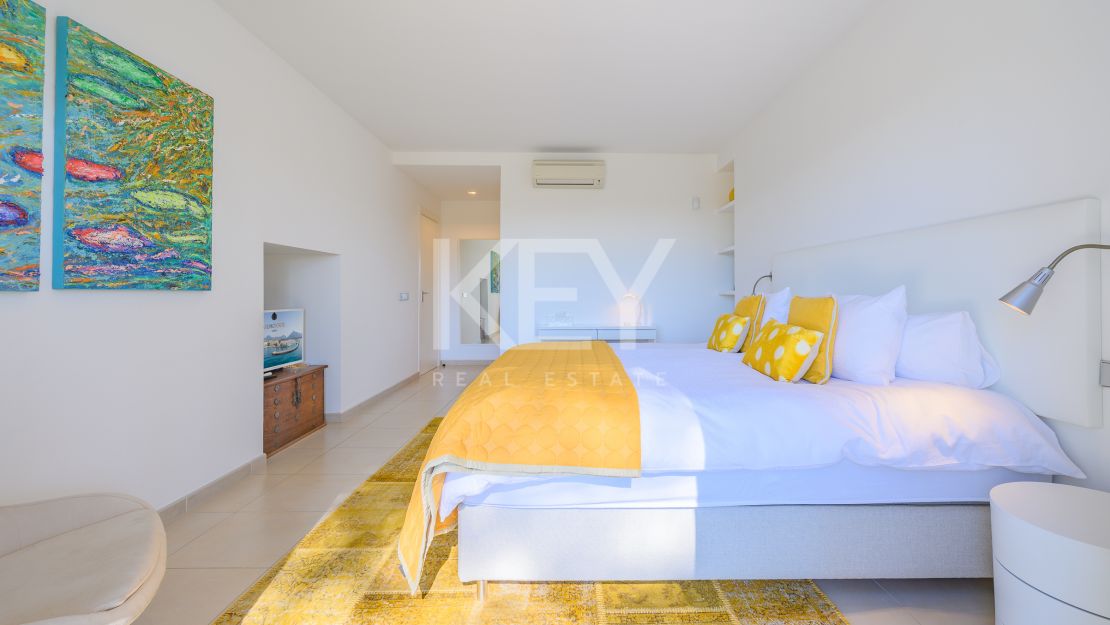 Villa moderna con vistas panorámicas al mar en la Milla de Oro de Marbella