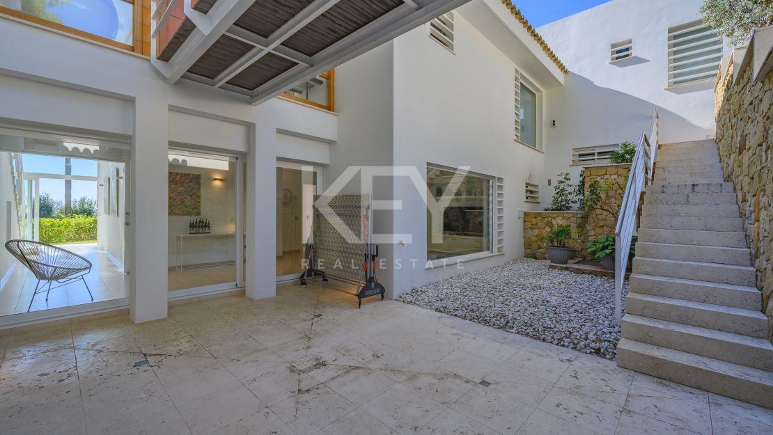 Villa moderna con vistas panorámicas al mar en la Milla de Oro de Marbella