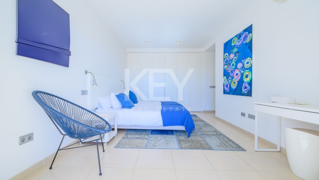 Villa moderna con vistas panorámicas al mar en la Milla de Oro de Marbella