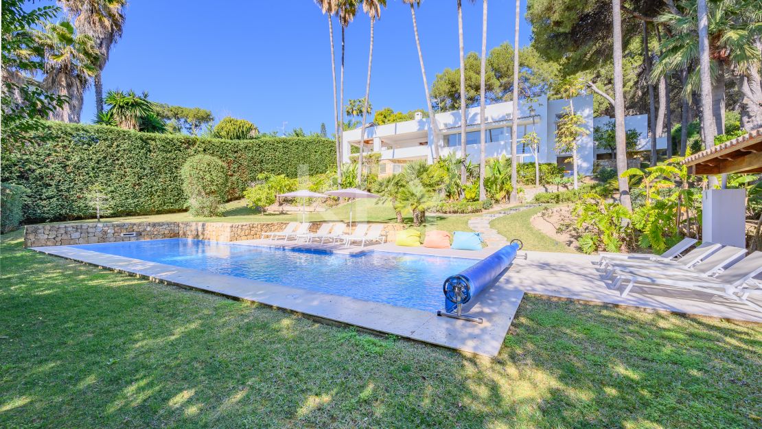 Villa moderna con vistas panorámicas al mar en la Milla de Oro de Marbella
