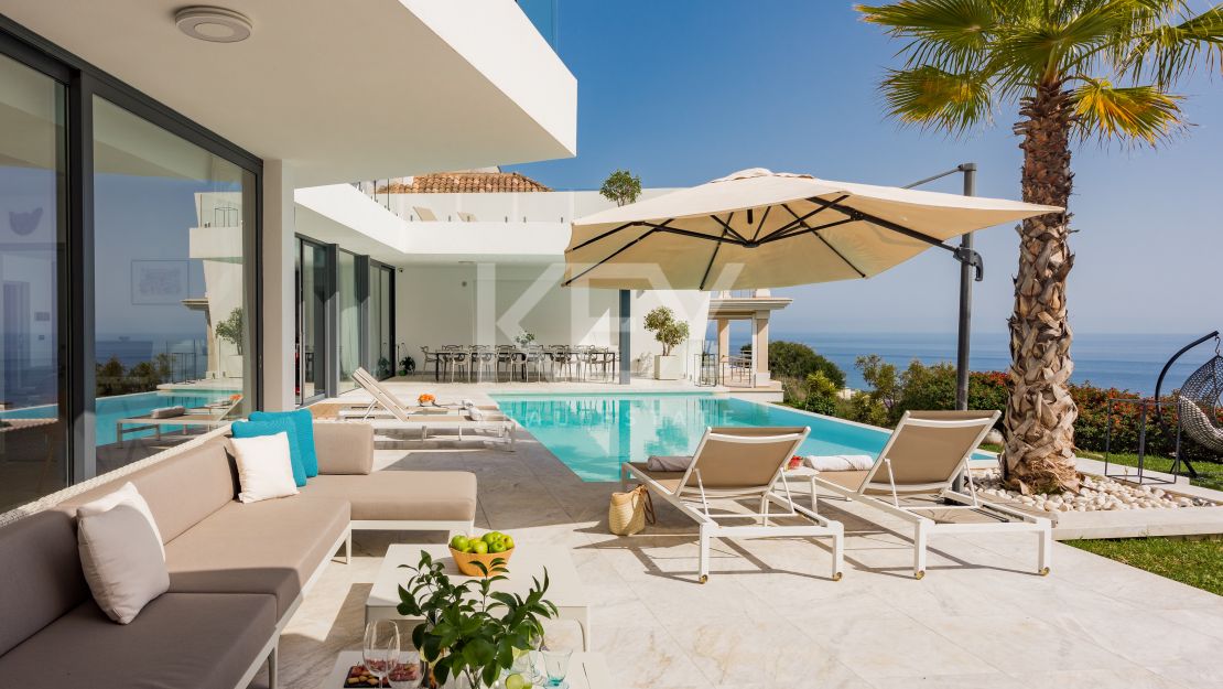 Impresionante villa de cinco dormitorios con vistas panorámicas al mar en Altos de Los Monteros, Marbella Este
