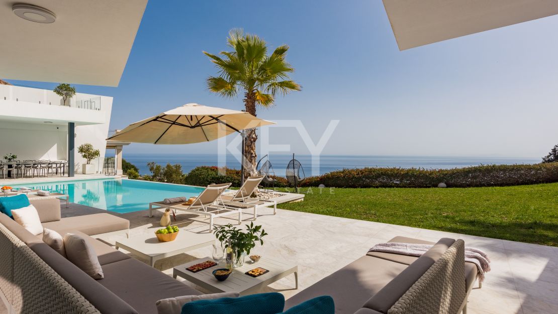 Impresionante villa de cinco dormitorios con vistas panorámicas al mar en Altos de Los Monteros, Marbella Este