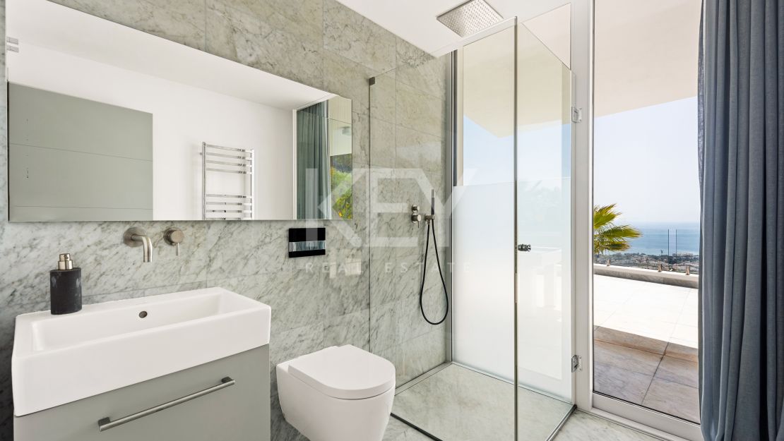 Impresionante villa de cinco dormitorios con vistas panorámicas al mar en Altos de Los Monteros, Marbella Este