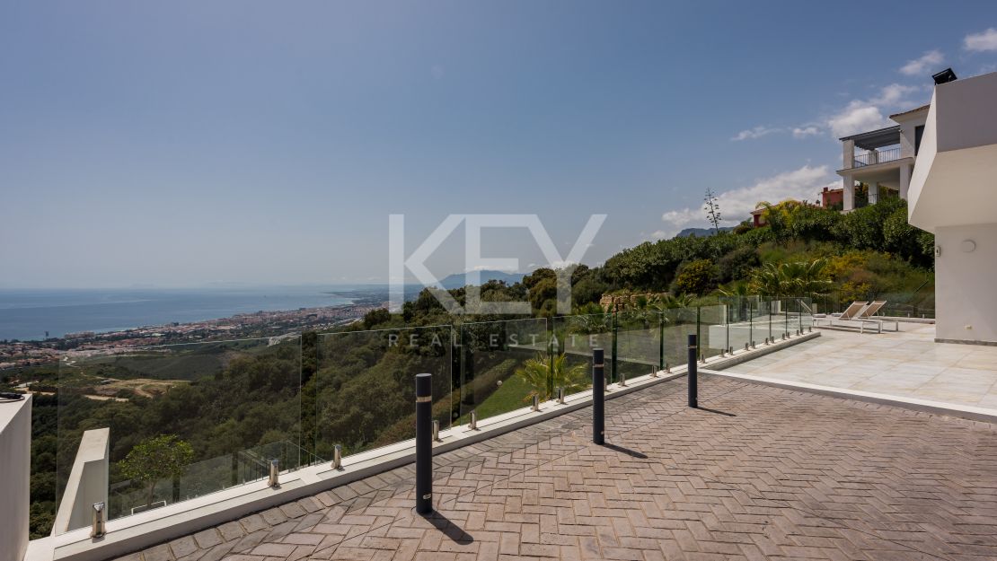 Impresionante villa de cinco dormitorios con vistas panorámicas al mar en Altos de Los Monteros, Marbella Este