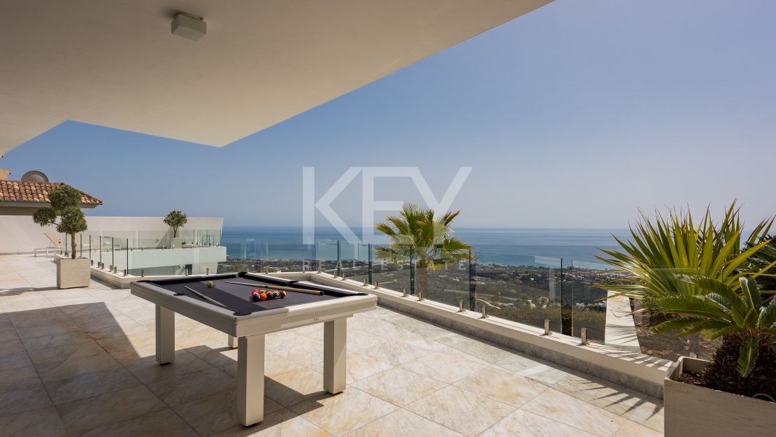 Impresionante villa de cinco dormitorios con vistas panorámicas al mar en Altos de Los Monteros, Marbella Este