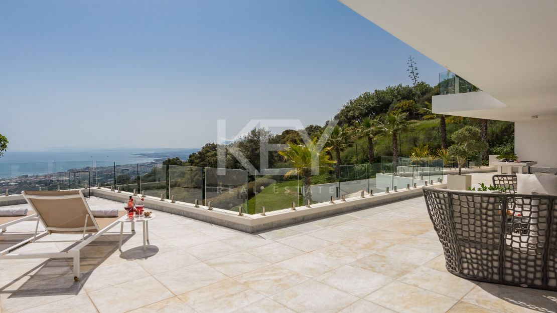 Impresionante villa de cinco dormitorios con vistas panorámicas al mar en Altos de Los Monteros, Marbella Este