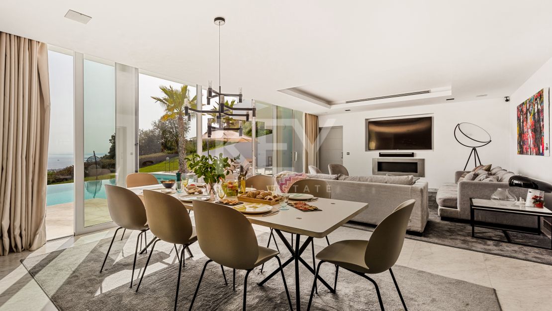 Impresionante villa de cinco dormitorios con vistas panorámicas al mar en Altos de Los Monteros, Marbella Este